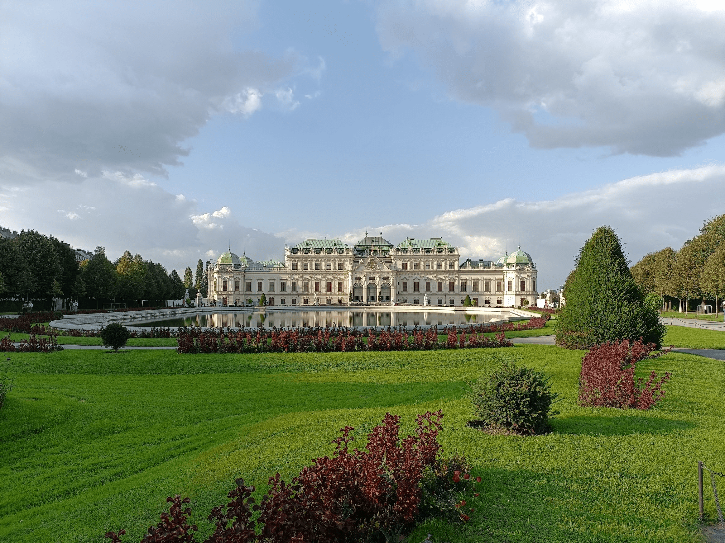 Schloss Schönbrunn - A ruddy great baroque palace with a water feature and gardens in the fore ground.